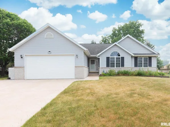 901 W Davies Ct, Eldridge, IA 52748