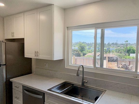 3rd image of 4555 Royal Oak Dr