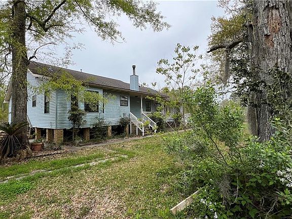 4th image of 42224 Surrey Ln