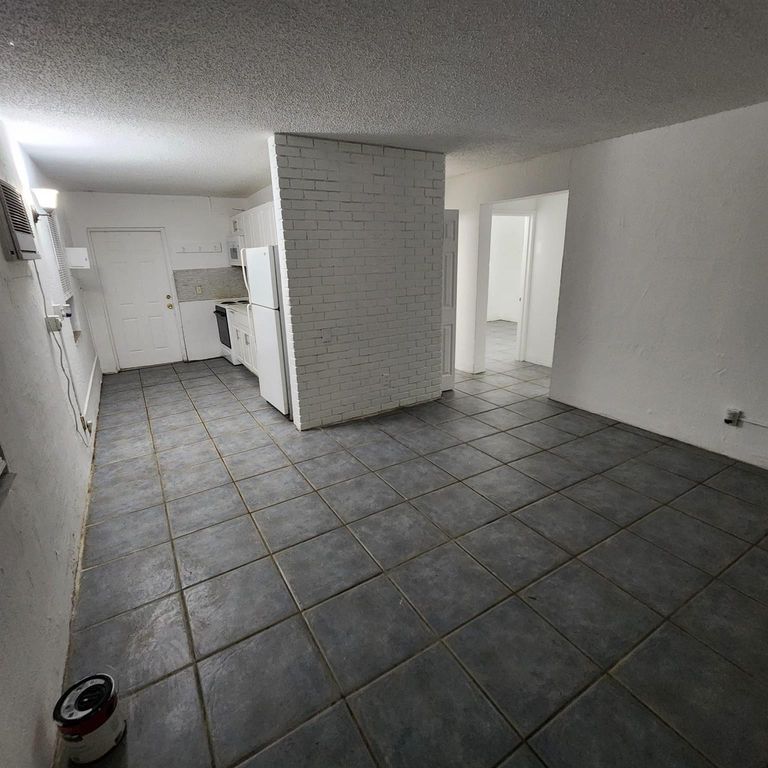 2449 NW 7th St, photo 2