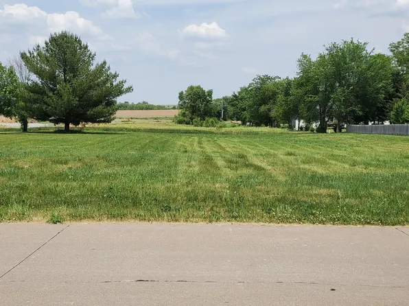 1945 Cranbrook Cross, Muscatine, IA 52761