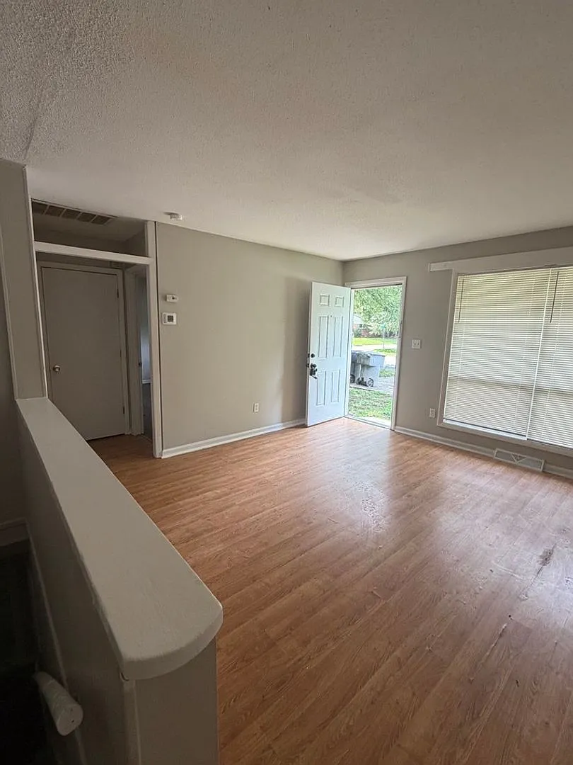 Available Now! Duplex with a Basement! — Photo 2
