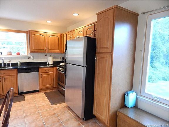 3rd image of 25 Lantern Cir