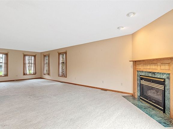 3rd image of 14 Thistle Dr