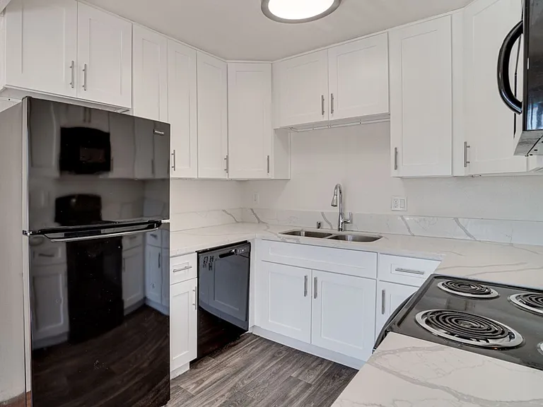 1286 N Mollison Ave — Photo 4
