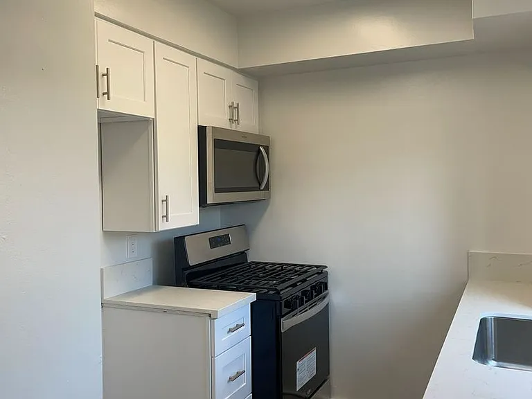 1815 N. Harvard Blvd — Photo 18