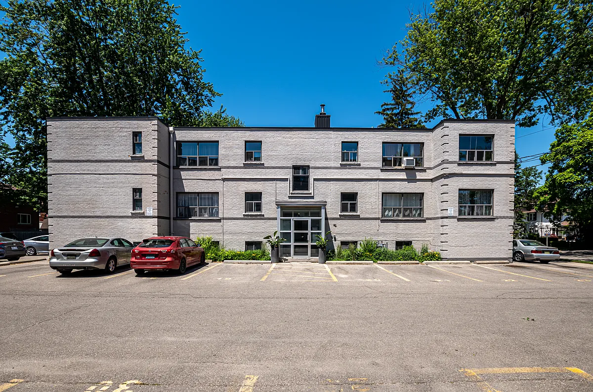 8 Oakwood Avenue North — Photo 2