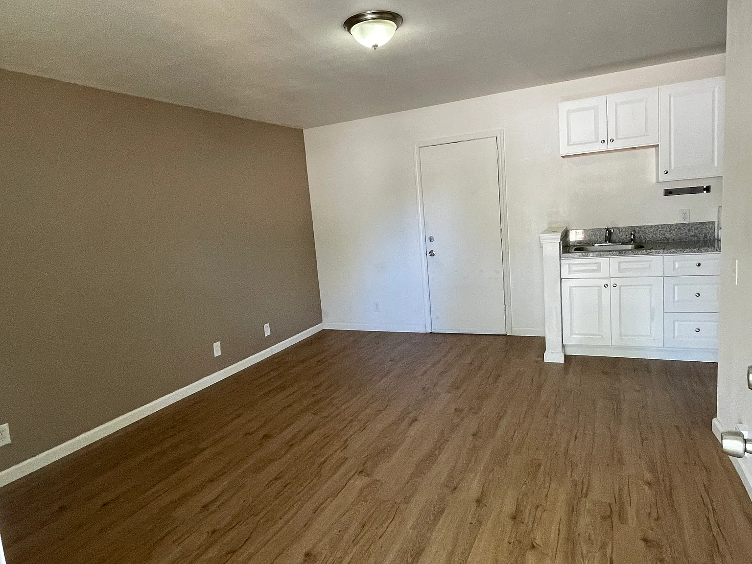 Studio, 300 sqft, $1,075 — Photo 2
