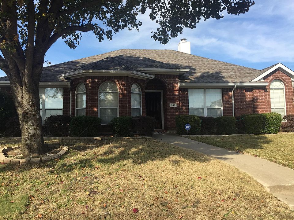 1st image of 809 Yaupon Dr