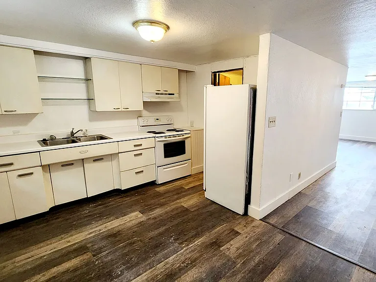 111 E Plum St — Photo 30