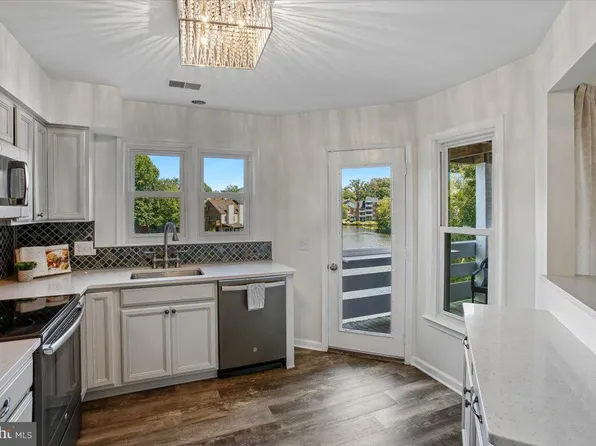 7604 Lakeside Village Dr APT J, Falls Church, VA 22042