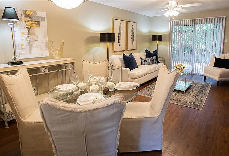Kingswood Apartments — Photo 4
