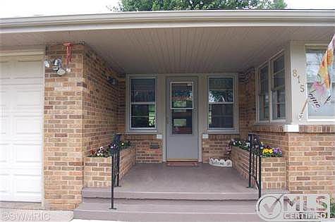 Front entry with built in brick planter boxes.  Great way to get out of the elements.