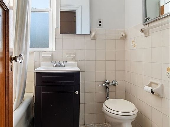 5th image of 728 41st St APT 4A