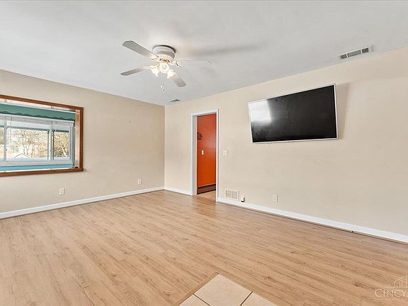 5th image of 582 Trenton Ave