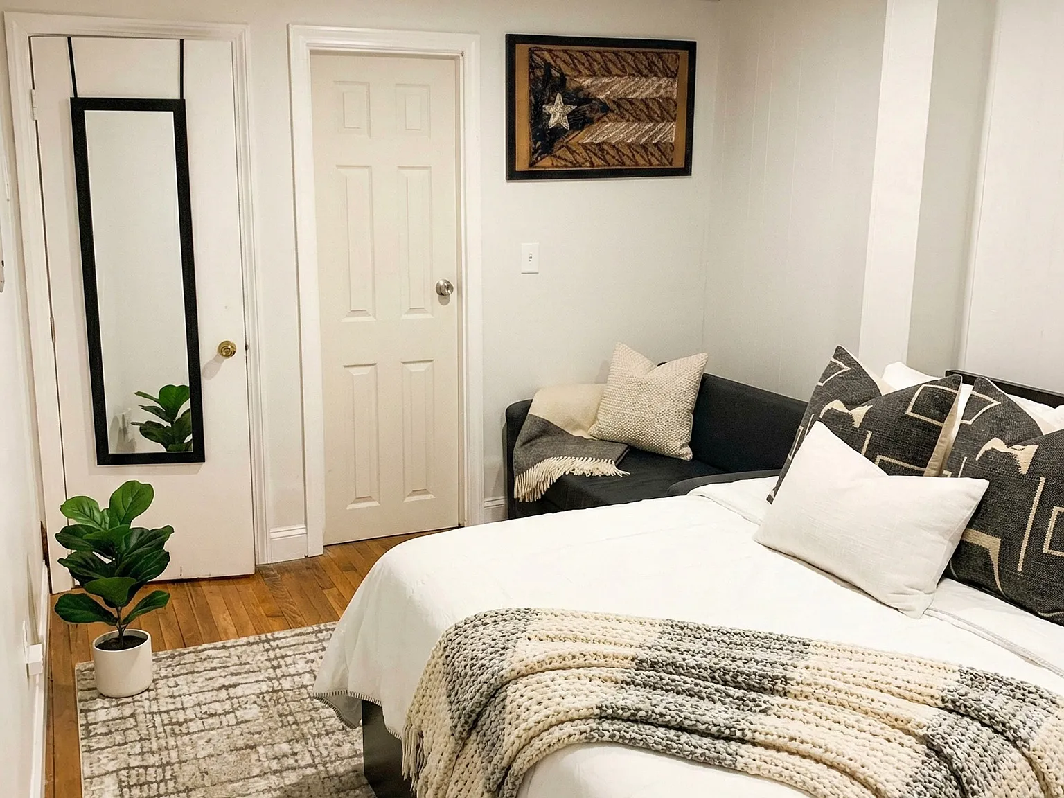 4 bed, 1400 sqft, $5,599 — Photo 2