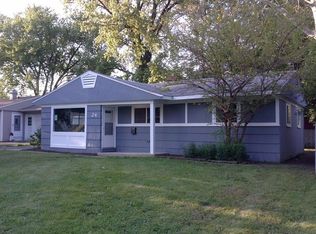 24 Meadowlark Ln, Carpentersville, IL 60110