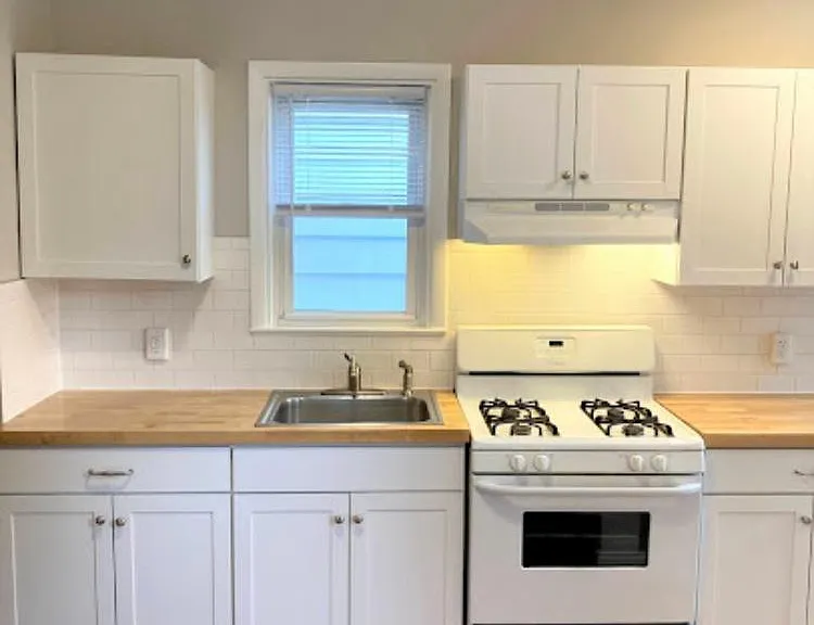 85 E Broad St #1R — Photo 1
