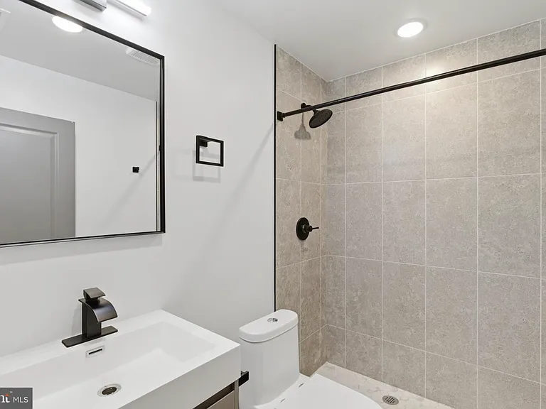 1023 W Orleans St — Photo 21