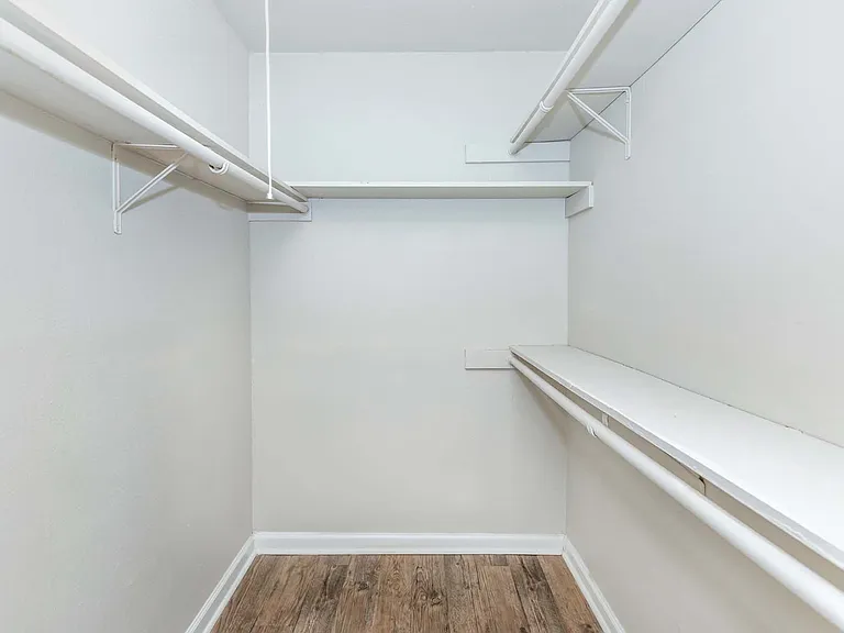 Castlewood Apartments — Photo 21
