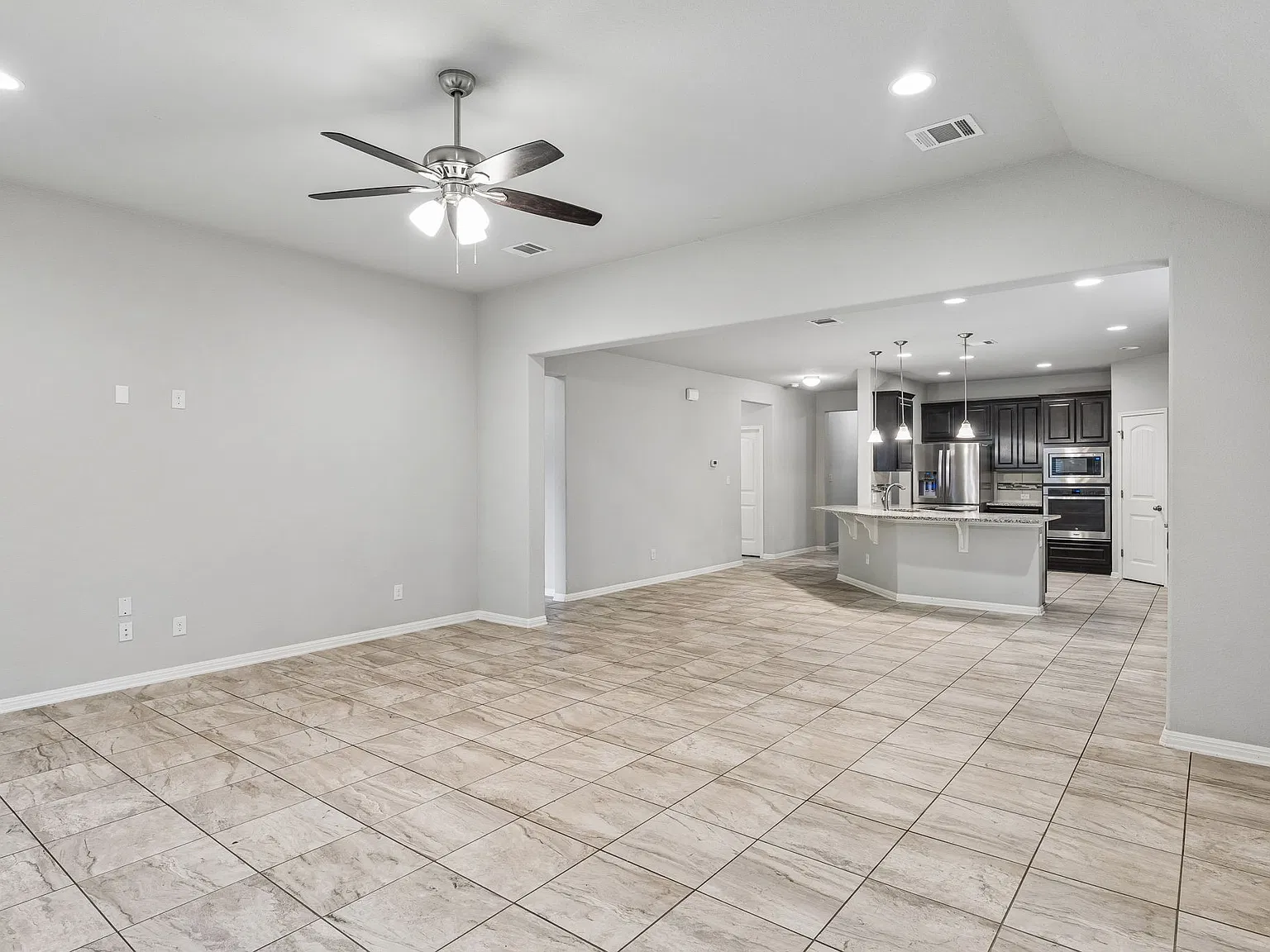 3 bed, 1954 sqft, $2,100 — Photo 4