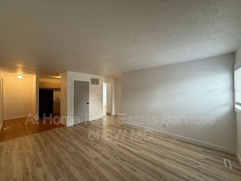 2 bed, 1.0 bath, $825 — Photo 4