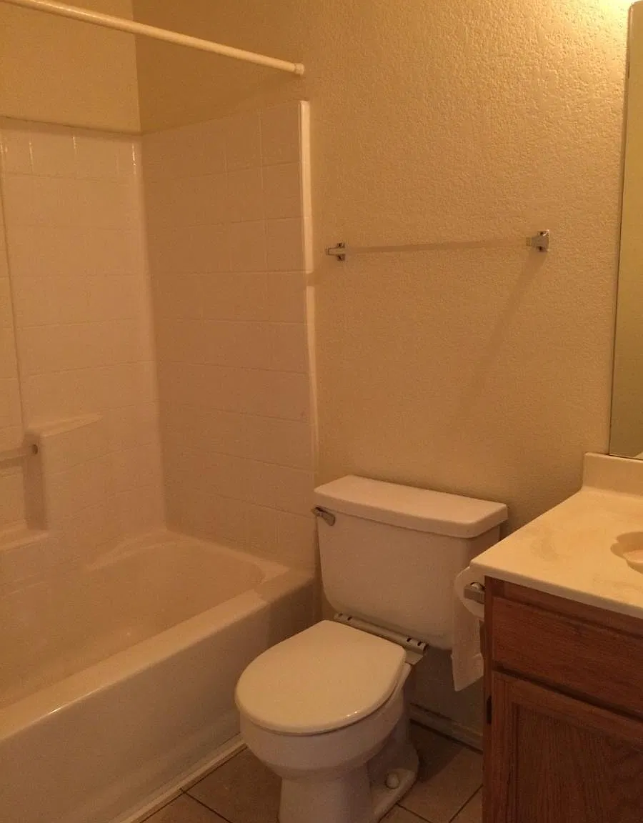 3 bed, 1345 sqft, $2,000 — Photo 2