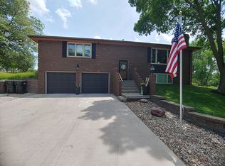7541 Boone Trl, Lincoln, NE 68516