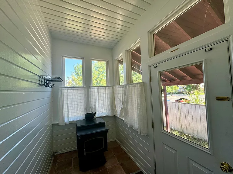 605 N Ruby St — Photo 4