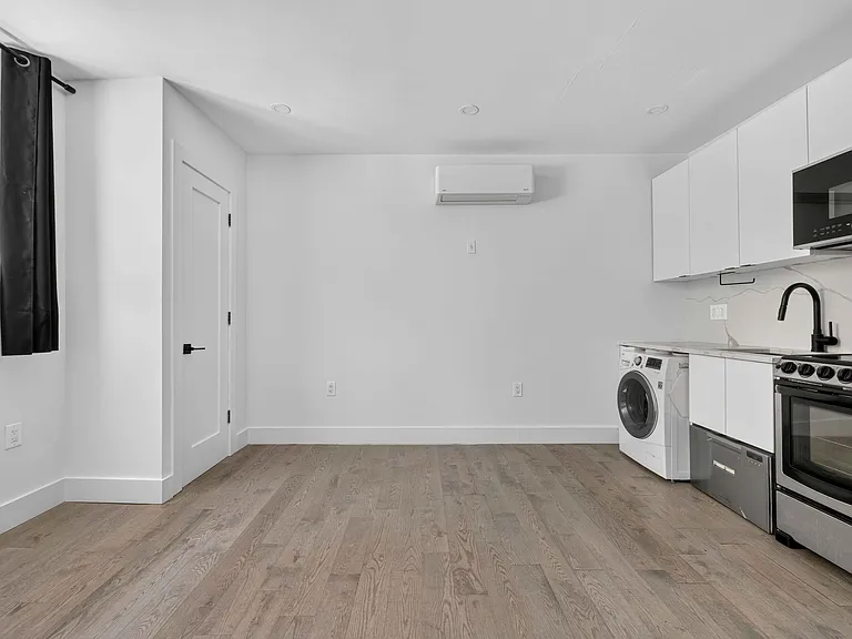241 W 75th St #3D — Photo 2