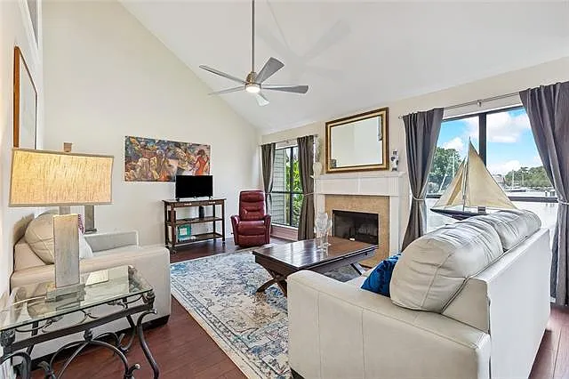 3 bed, 2.0 bath, 1941 sqft, $2,500 — Photo 2