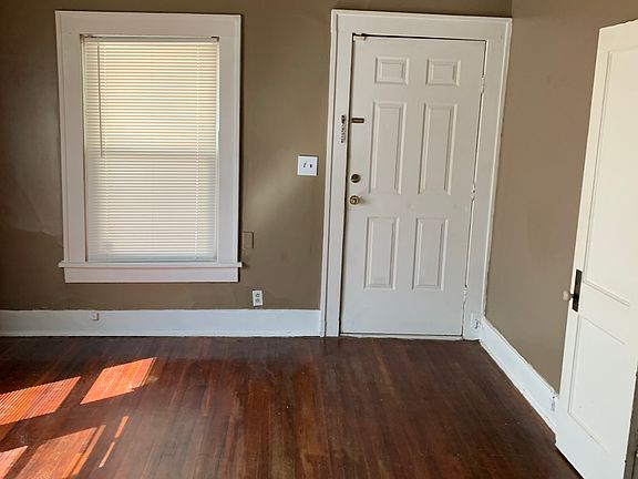 Livingroom entrance w/walk-in closet