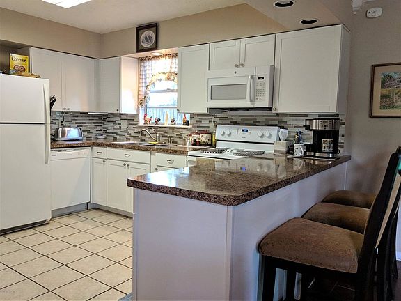 4th image of 1607 Bay Cir E