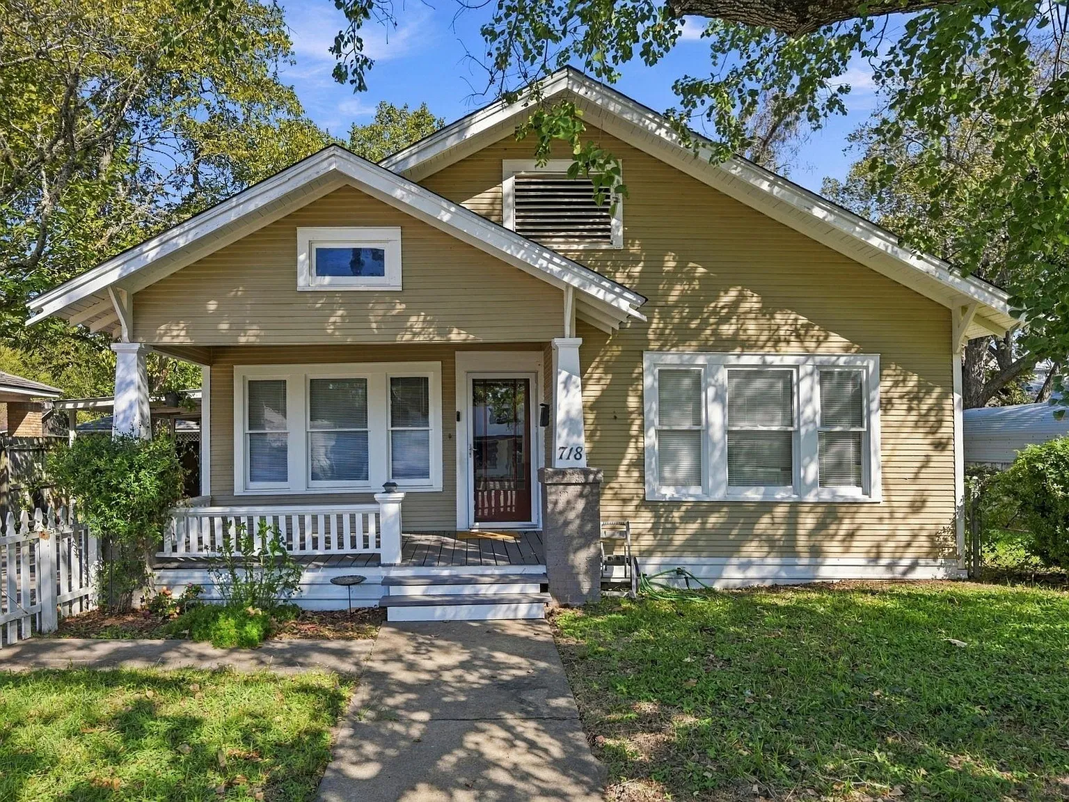 3 bed, 1.0 bath, 1305 sqft, $1,250 — Photo 1