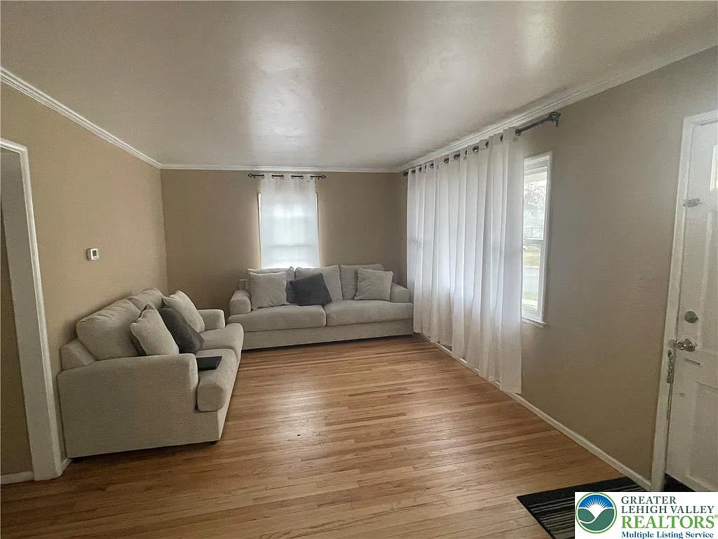 3 bed, 1.0 bath, 1040 sqft, $2,200 — Photo 3