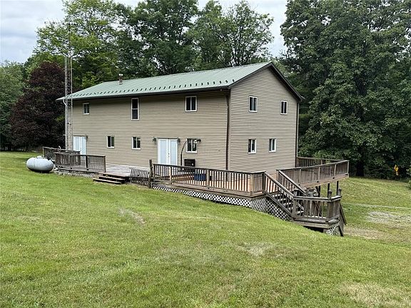 3rd image of 884 Valley Rd