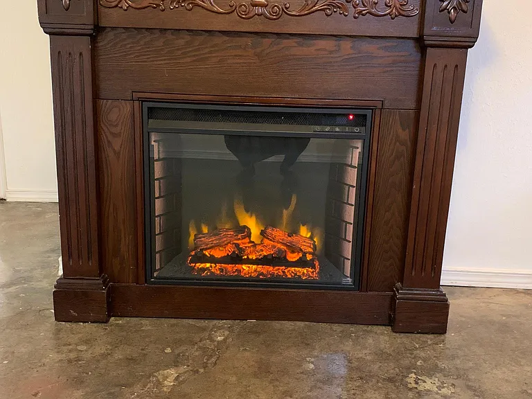 AMBIANT FIREPLACE, APARMENT COMES WITH CENTRAL HEATING.