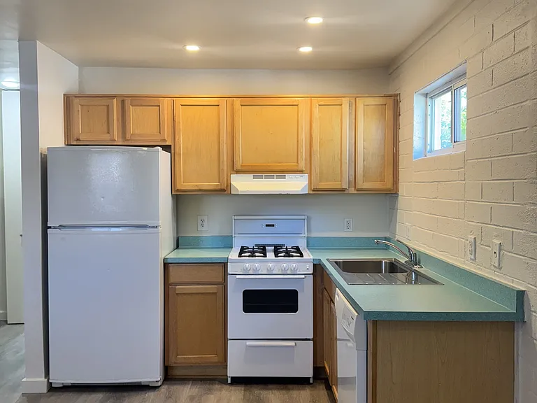 803-809 E Garfield St — Photo 17