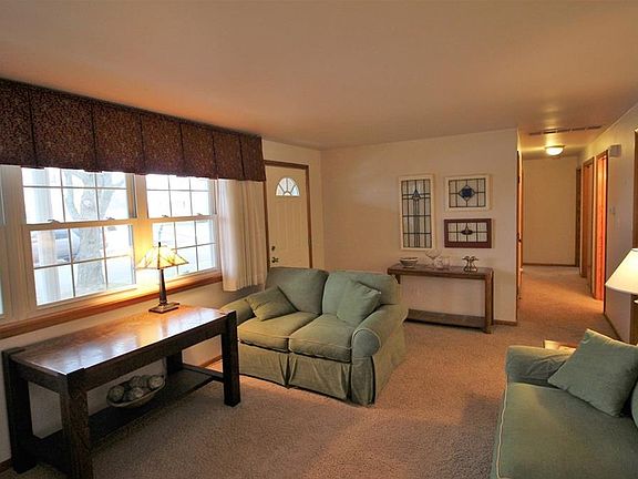 3rd image of 1261 Sugar Maple Dr