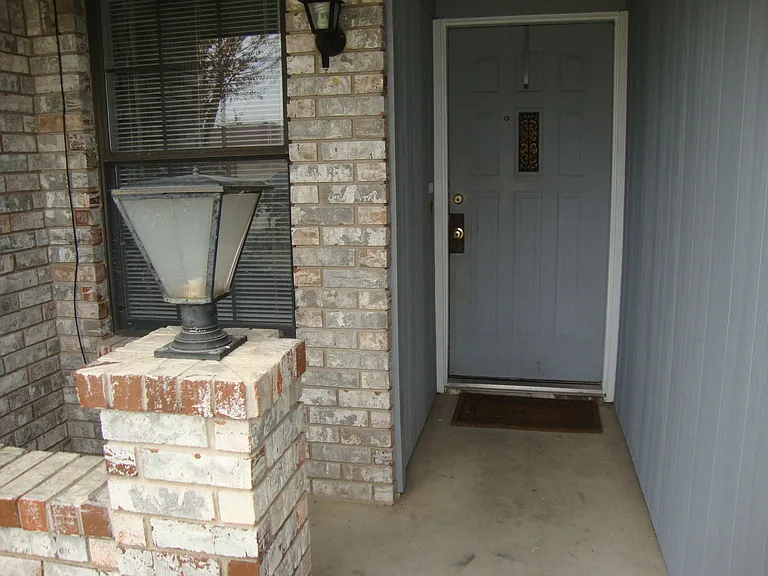 2311 Whitney Dr — Photo 2