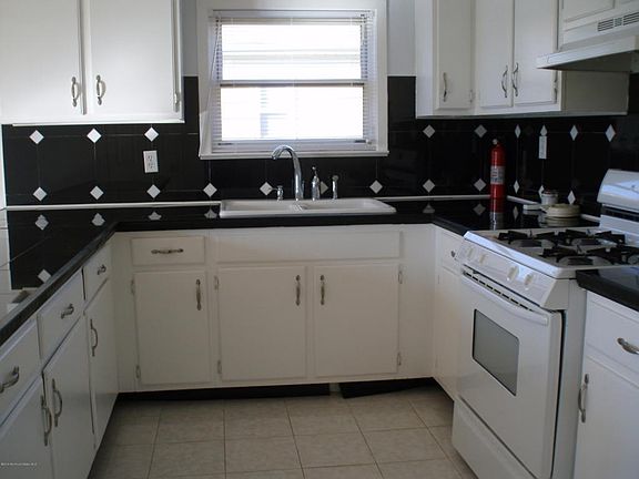 4th image of 27 Vail St