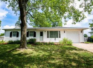 404 Crestlawn Dr, Washington, IL 61571