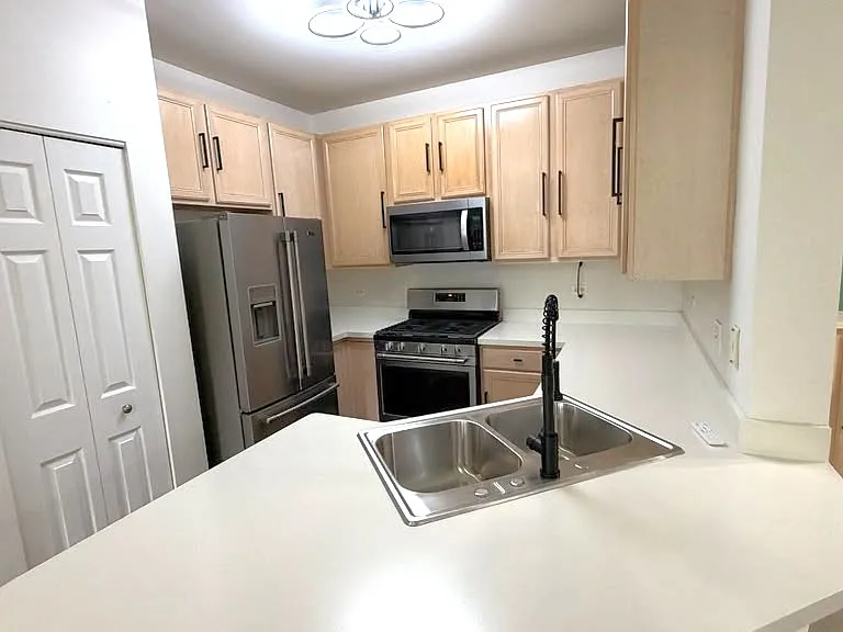 3333 Stratford Ct #3F — Photo 4