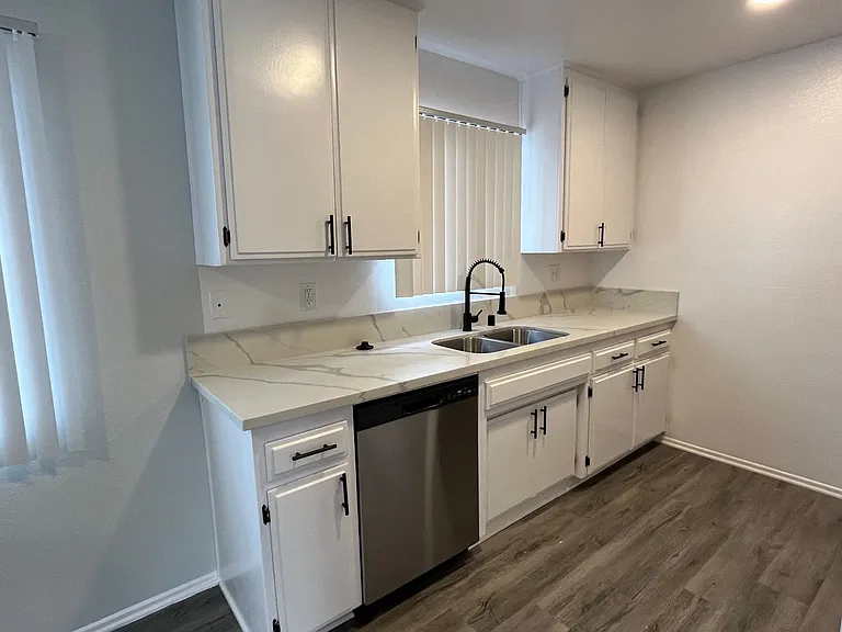 6651 Haskell Ave — Photo 6