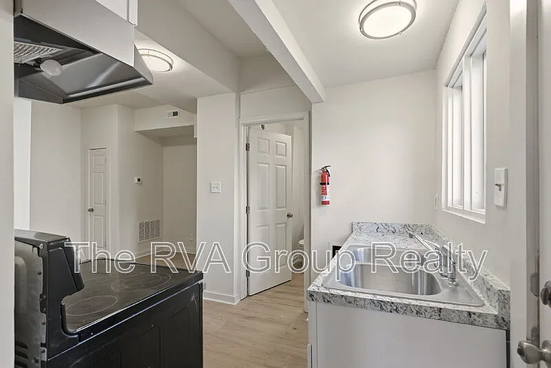 2 bed, 1.0 bath, $1,200 — Photo 4