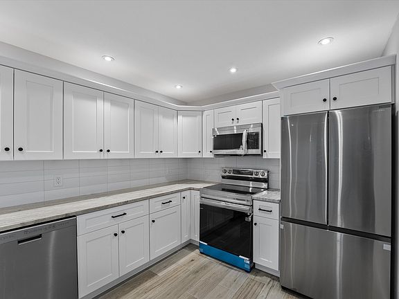4th image of 3508 E Gardens East Drive E #B