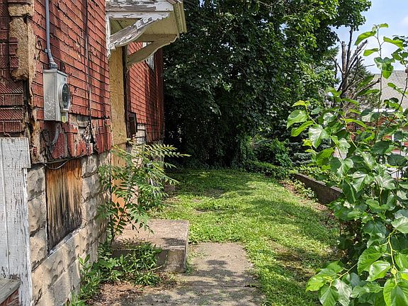5th image of 606 Carbon St