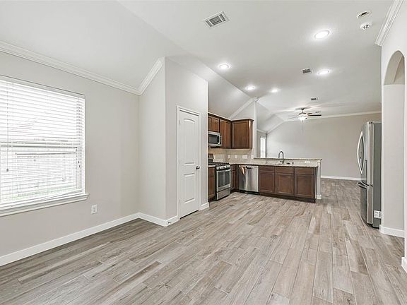 4th image of 13706 Drakeford Ct