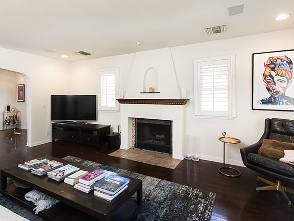 2nd image of 926 N La Jolla Ave