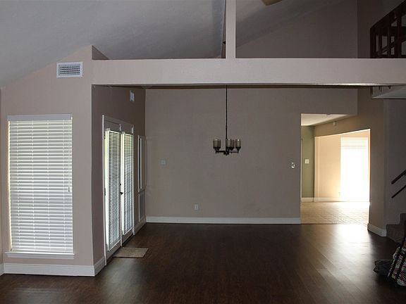 3rd image of 7 Pin Oak Dr